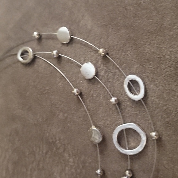 3/$30 VTG Silvertone Layered Floating Illusion Beaded Station Necklace - Picture 4 of 9